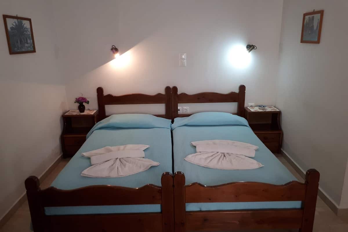 Standard Twin Room (2)