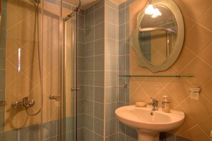 Familienapartment, Meerblick | Badezimmer | Dusche, umweltfreundliche Kosmetikartikel, Haartrockner, Handtücher