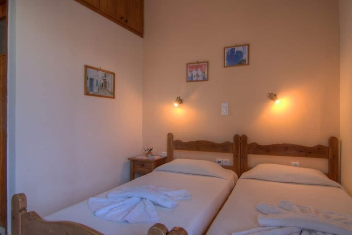 1 bedroom, travel cot, free WiFi, bed sheets
