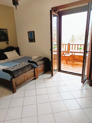 Cuna de viaje, wifi gratis y ropa de cama 