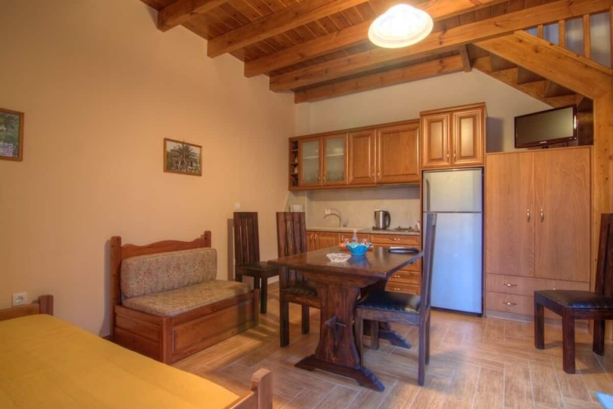 Family Apartment, Garden View | Private kitchen