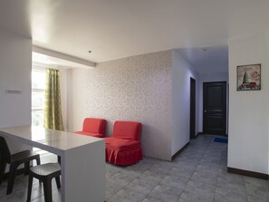 Deluxe-huone, 2 makuuhuonetta | Oleskelualue | 32–tuumainen taulutelevisio, jossa kaapelikanavat