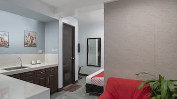 Standard Double Room | Ruang tamu | 32 inci televisyen skrin rata dengan kabel, TV