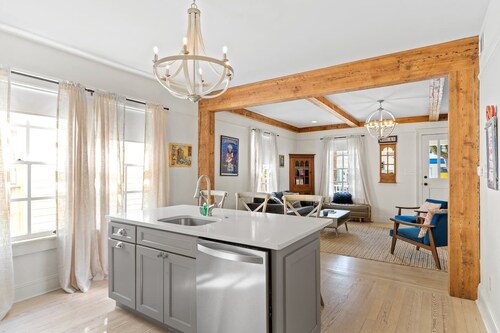 Luxe 3BR on Magazine St with private pool & patio. Sleeps 6, walk to cafés, near FQ & Superdome.