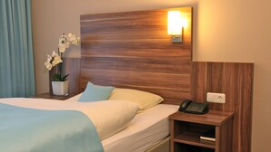 Kamar Single | Seprai antialergi, minibar, brankas, dan meja kerja