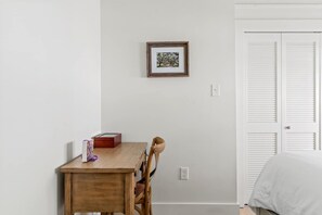 3 sovrum, skrivbord, strykjärn/strykbräda och resesäng