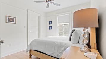 3 slaapkamers, een bureau, een strijkplank/strijkijzer, reisbedje