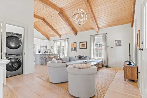 Tämä talo on 3 makuuhuonetta, 2 kylpyhuonetta, sijaitsee New Orleansissa, LA.