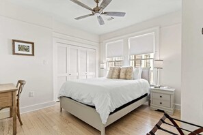 3 habitaciones, escritorio y tabla de planchar con plancha
