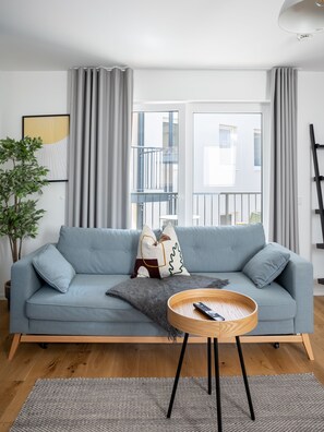 套房, 1 張加大雙人床和 1 張沙發床, 庭園景觀 (limehome Leipzig Jahnallee|Suite L+ba) | 起居區 | 智慧型電視