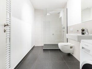 Suite, 1 Queen-Bett und Schlafsofa, Blick auf den Innenhof (limehome Leipzig Jahnallee | Suite L ) | Badezimmer | Dusche, kostenlose Toilettenartikel, Haartrockner, Handtücher