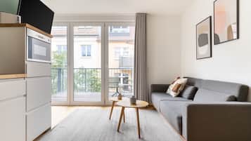Suite, 1 Katil Ratu (Queen) dengan Katil Sofa (limehome Leipzig | Suite XL + balcony) | Ruang tamu | TV Pintar