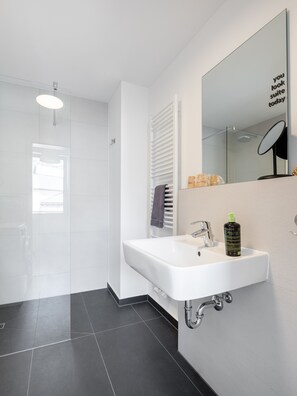 Suite, 1 grand lit (limehome Leipzig Jahnallee | Suite M ) | Salle de bain | Douche, articles de toilette (gratuits), séchoir à cheveux