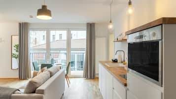 Suite, 1 Queen-Bett und Schlafsofa (limehome Leipzig | Suite XL + balcony) | Eigene Küche | Kühlschrank, Espressomaschine, Wasserkocher mit Kaffee-/Teezubehör