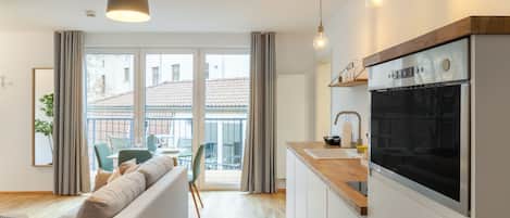Suite, 1 Tempat Tidur Queen dengan tempat tidur Sofa (limehome Leipzig | Suite XL + balcony) | Dapur pribadi | Lemari es, mesin espresso, mesin pembuat kopi/teh, dan ketel listrik