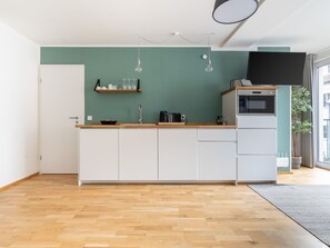 套房, 1 張加大雙人床和 1 張沙發床 (limehome Leipzig | Suite XL + balcony) | 私人廚房 | 電冰箱、義式濃縮咖啡機、咖啡機/沖茶器、電熱水壺