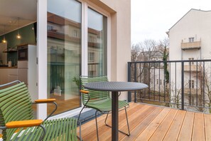 套房, 1 張加大雙人床和 1 張沙發床 (limehome Leipzig | Suite XL + balcony) | 陽台