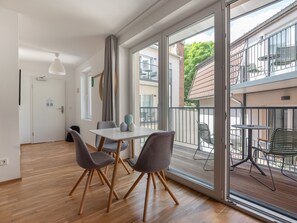 套房, 1 張加大雙人床及 1 張梳化床 (limehome Leipzig Jahnallee | 1-BR Sui) | 客廳 | 智能電視