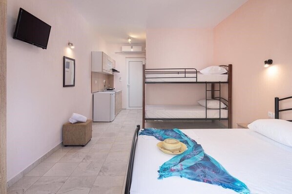 Suite estudio familiar, 1 habitación | Ropa de cama de alta calidad y caja de seguridad en la habitación