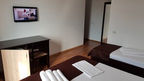 Escritorio, espacio para trabajar con laptop y cortinas blackout 