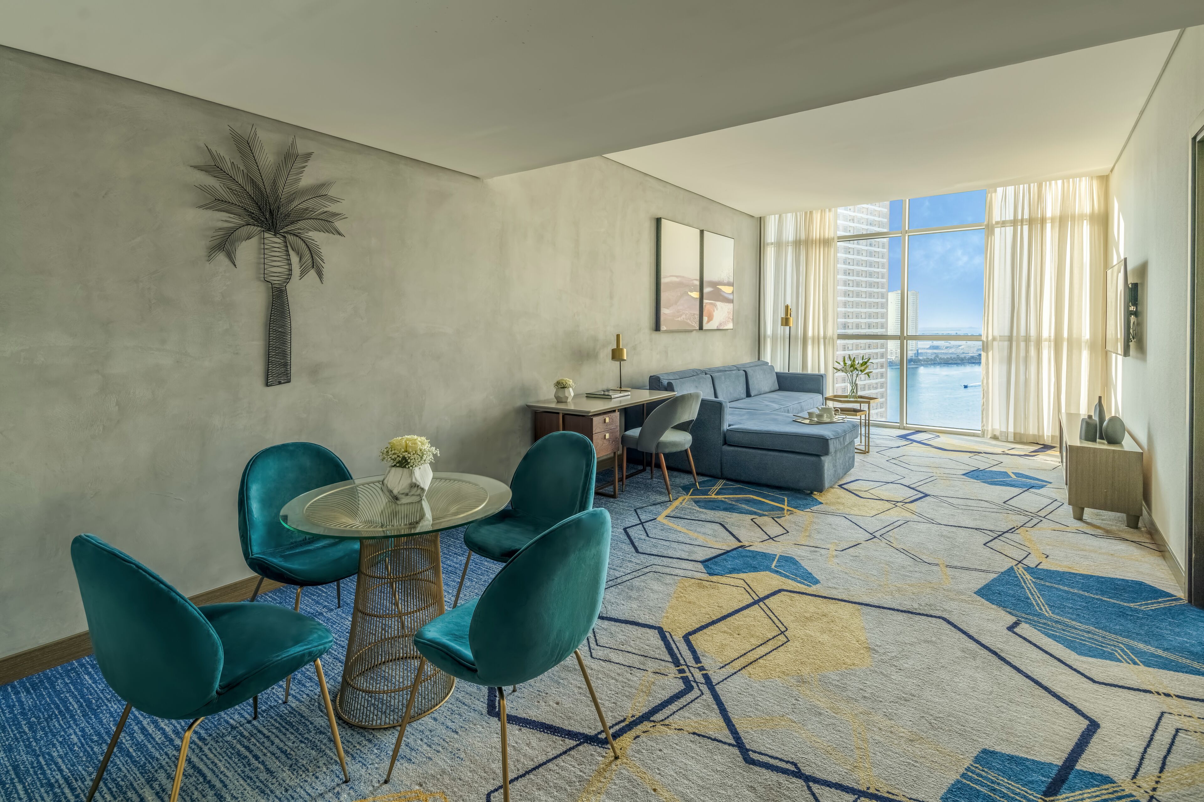 Suite – executive, 1 kingsize-seng, byutsikt | Minibar, safe på rommet, skrivebord og skrivebord for bærbar PC