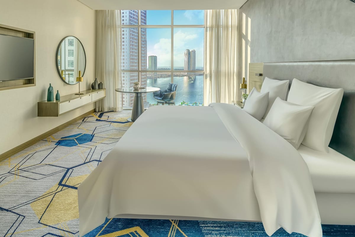 Executive Suite, 1 King Bed, City View | Minibar, in-room safe, desk, laptop workspace