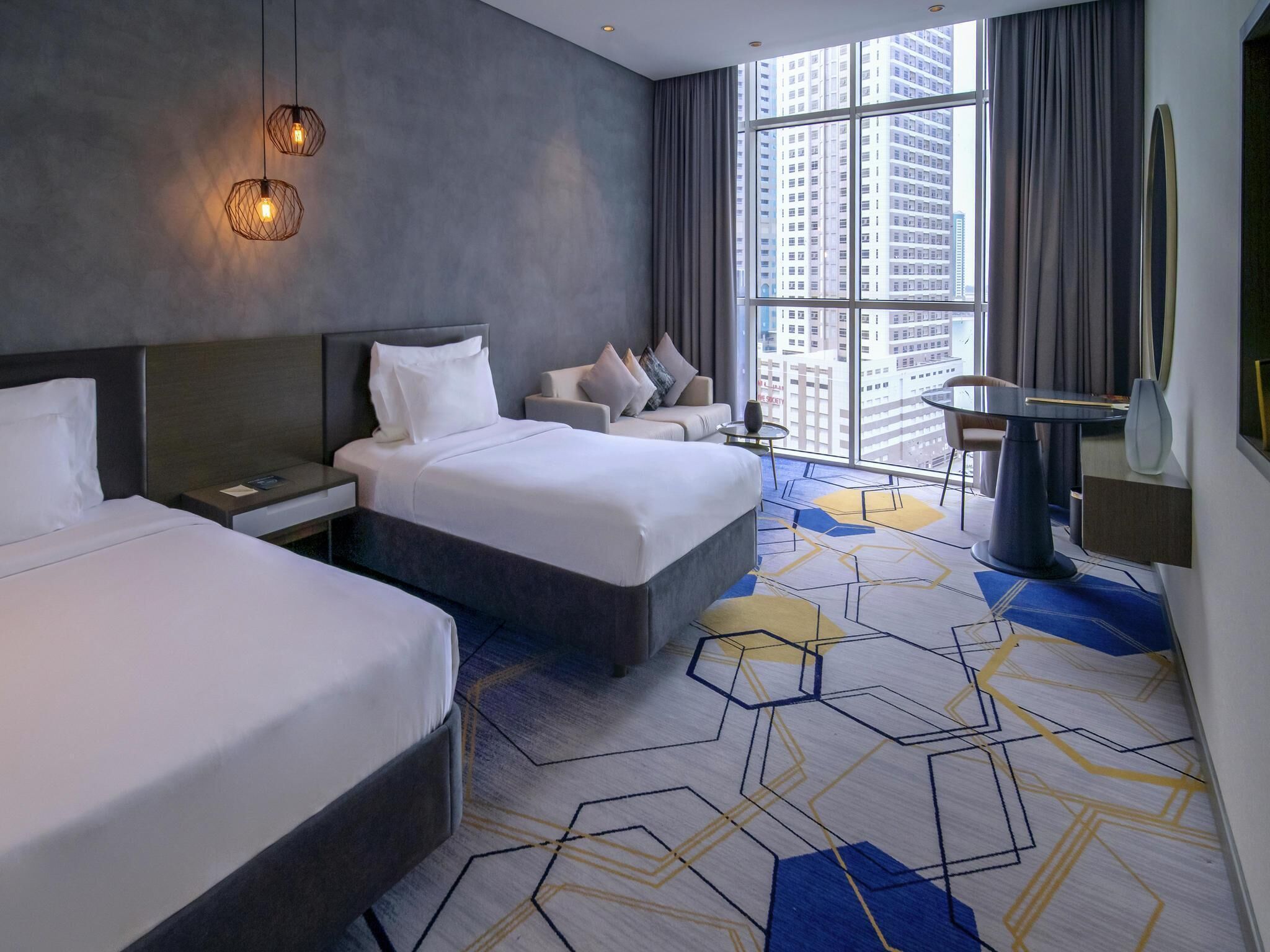 Superior Room, 2 Katil Bujang (Single), City View | Bar mini, peti besi dalam bilik, meja, ruang kerja komputer riba 