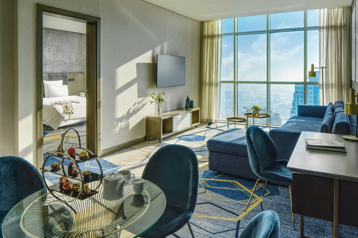 Suite – deluxe, 1 kingsize-seng, utsikt mot lagune | Minibar, safe på rommet, skrivebord og skrivebord for bærbar PC