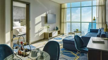 Deluxe Suite, 1 Katil Raja (King), Lagoon View | Bar mini, peti besi dalam bilik, meja, ruang kerja komputer riba