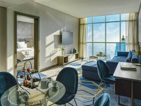 Minibar, caja de seguridad en la habitación y escritorio . Pullman Sharjah