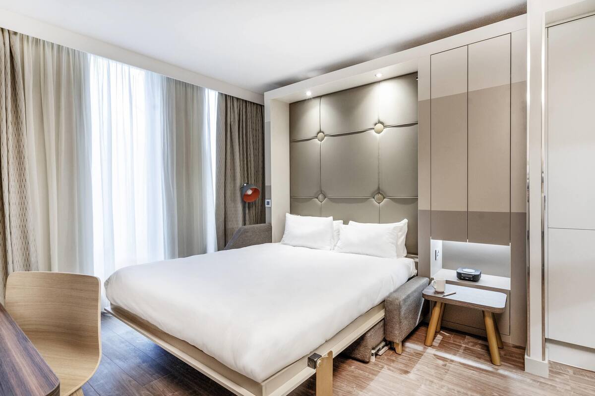 Studio, 1 Double Bed | In-room safe, desk, laptop workspace, blackout drapes