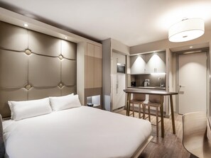 Monolocale, 1 letto matrimoniale | 1 camera, una cassaforte in camera, una scrivania, postazione laptop