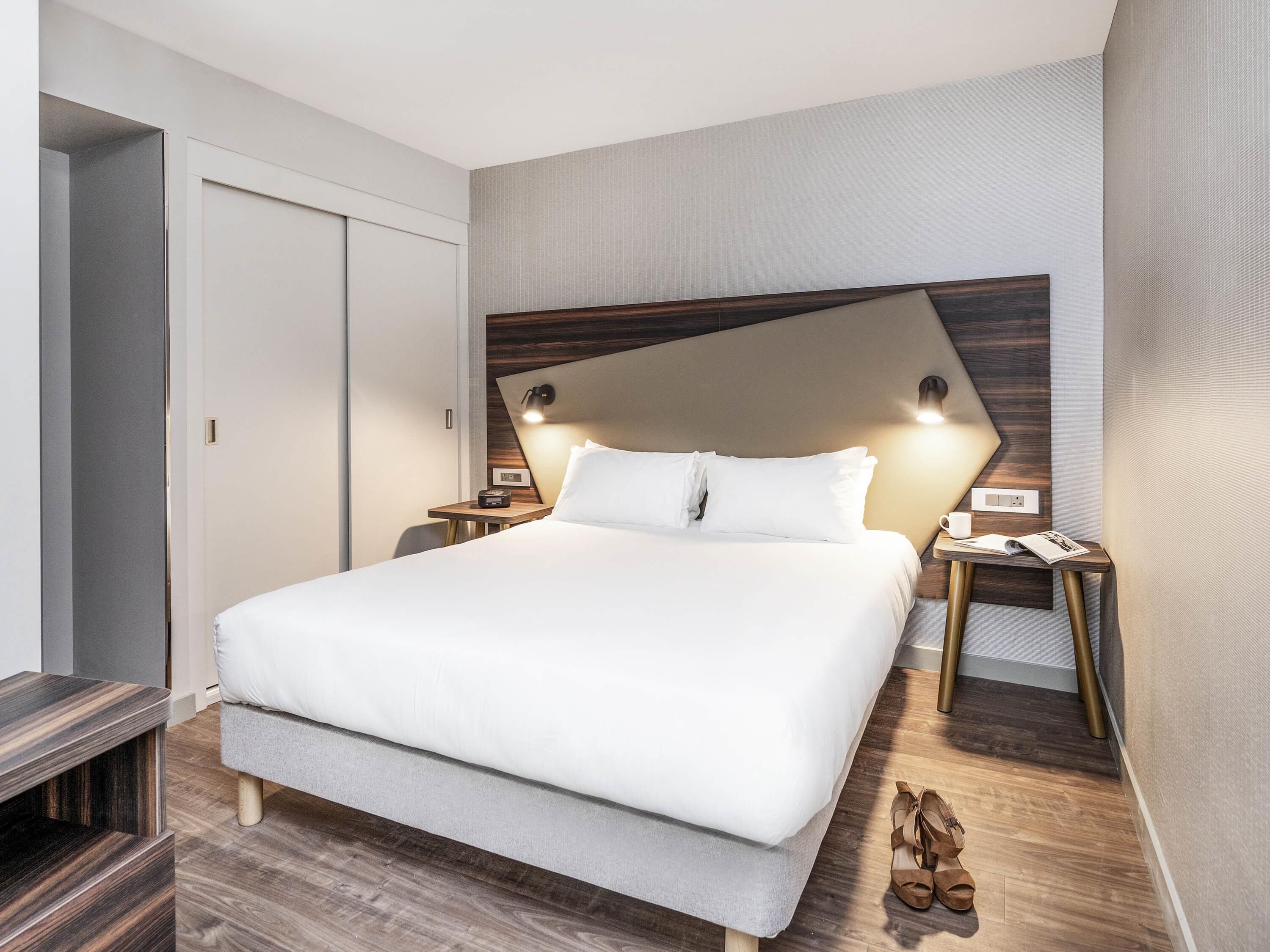 Caja de seguridad en la habitación y escritorio 