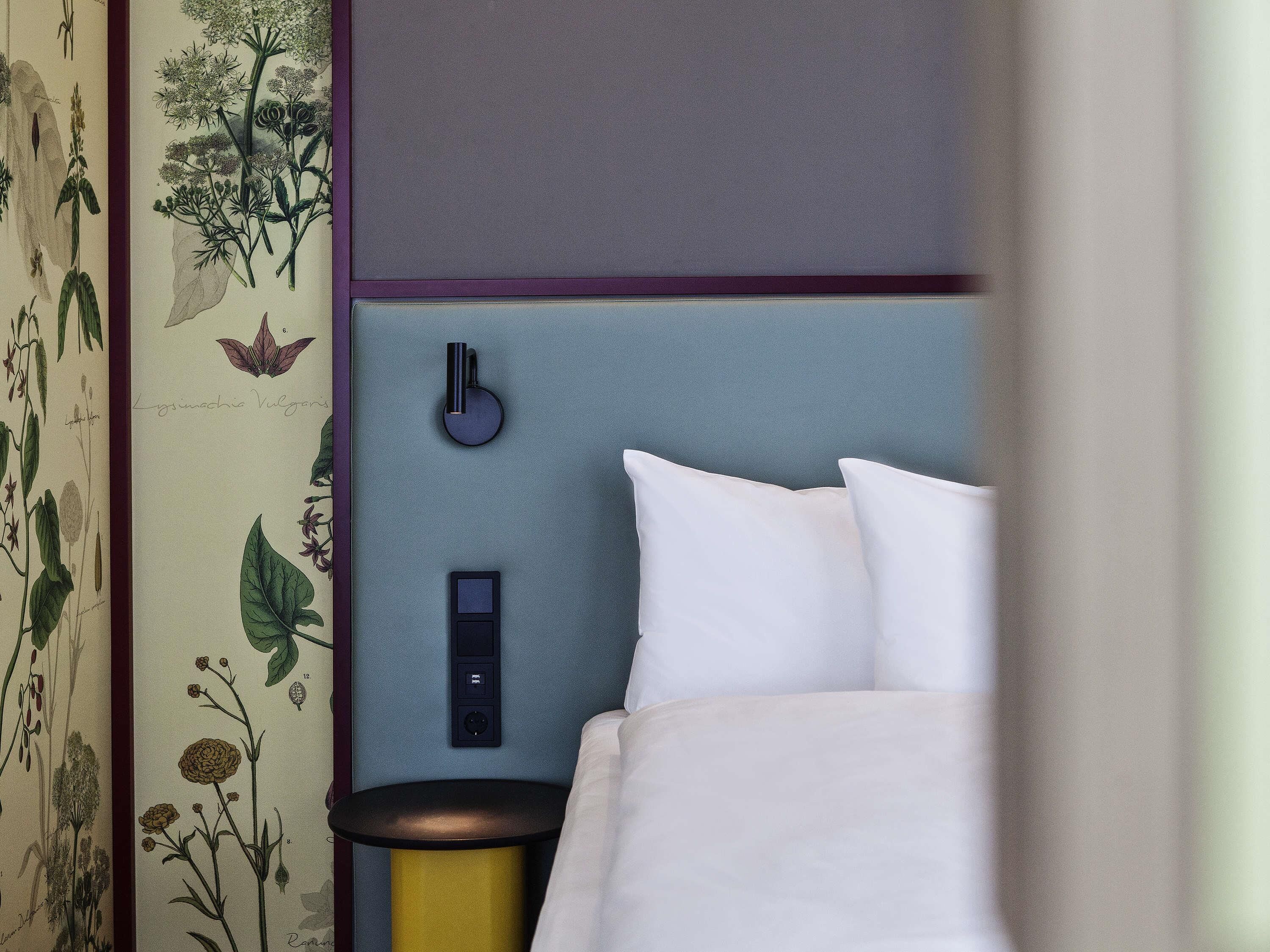 Habitación doble Confort, 1 cama matrimonial | Escritorio, espacio para trabajar con laptop y cortinas blackout 