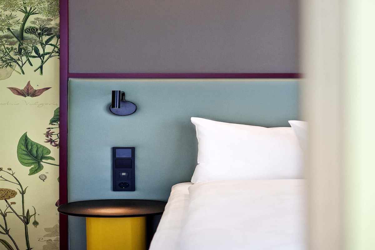 Perhehuone, 1 parisänky ja vuodesohva | Työpöytä, kannettavalle tietokoneelle sopiva työtila, pimennysverhot