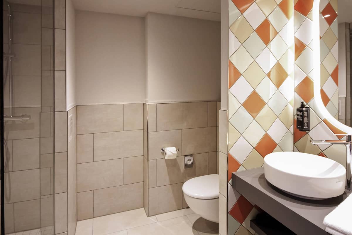 Escrivaninha, espaço de trabalho para notebook, cortinas blackout