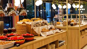Café da manhã com buffet diário (EUR 19 por pessoa)