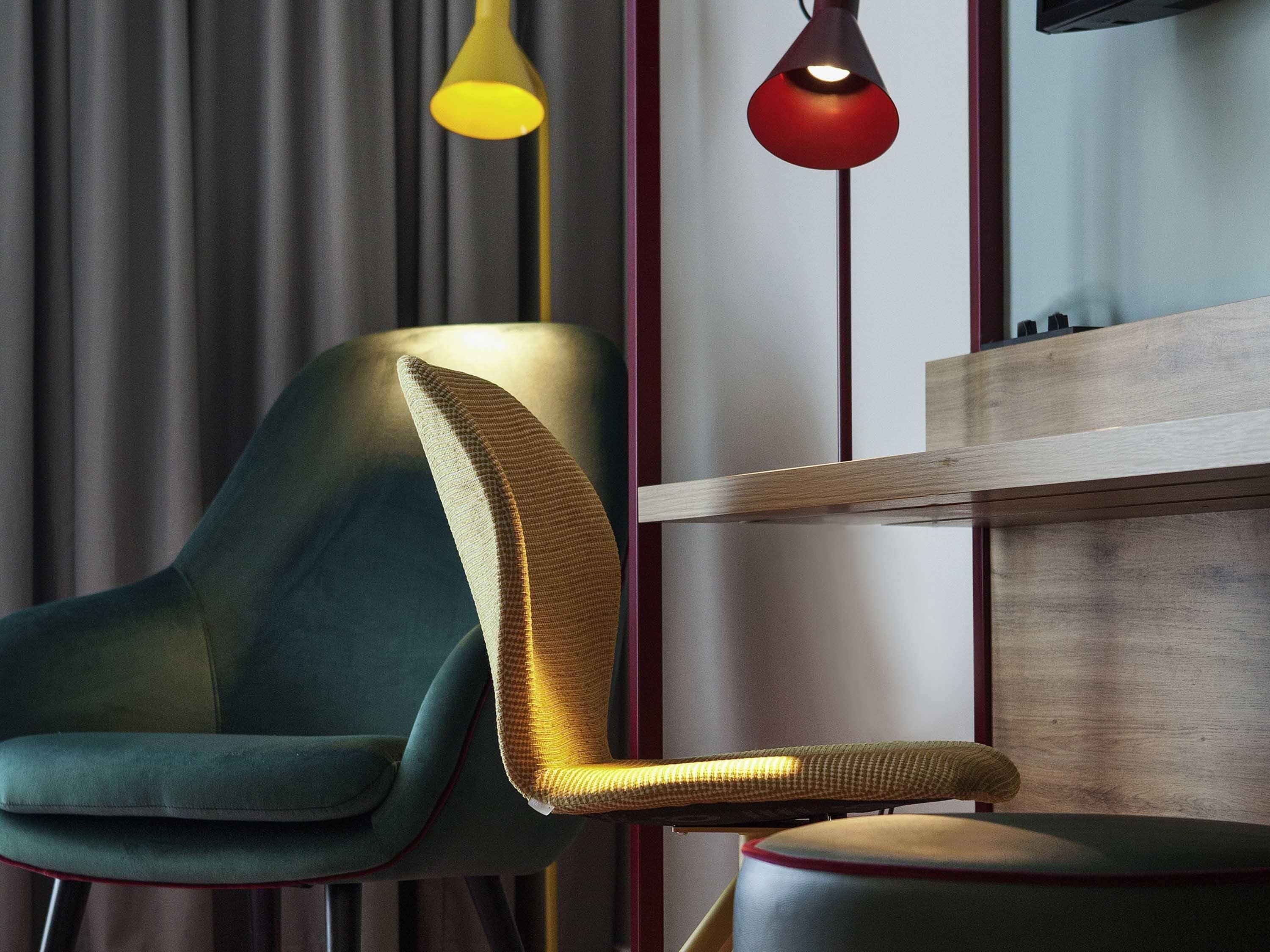 Chambre avec lits jumeaux, 2 lits une place, chambres communicantes | Bureau, espace de travail pour ordinateur portable, rideaux occultants