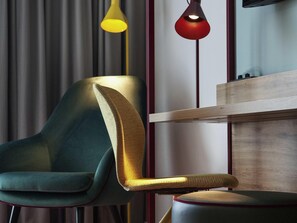 Habitación con 2 camas individuales, 2 camas individuales, habitaciones conectadas | Escritorio, espacio para trabajar con laptop y cortinas blackout 