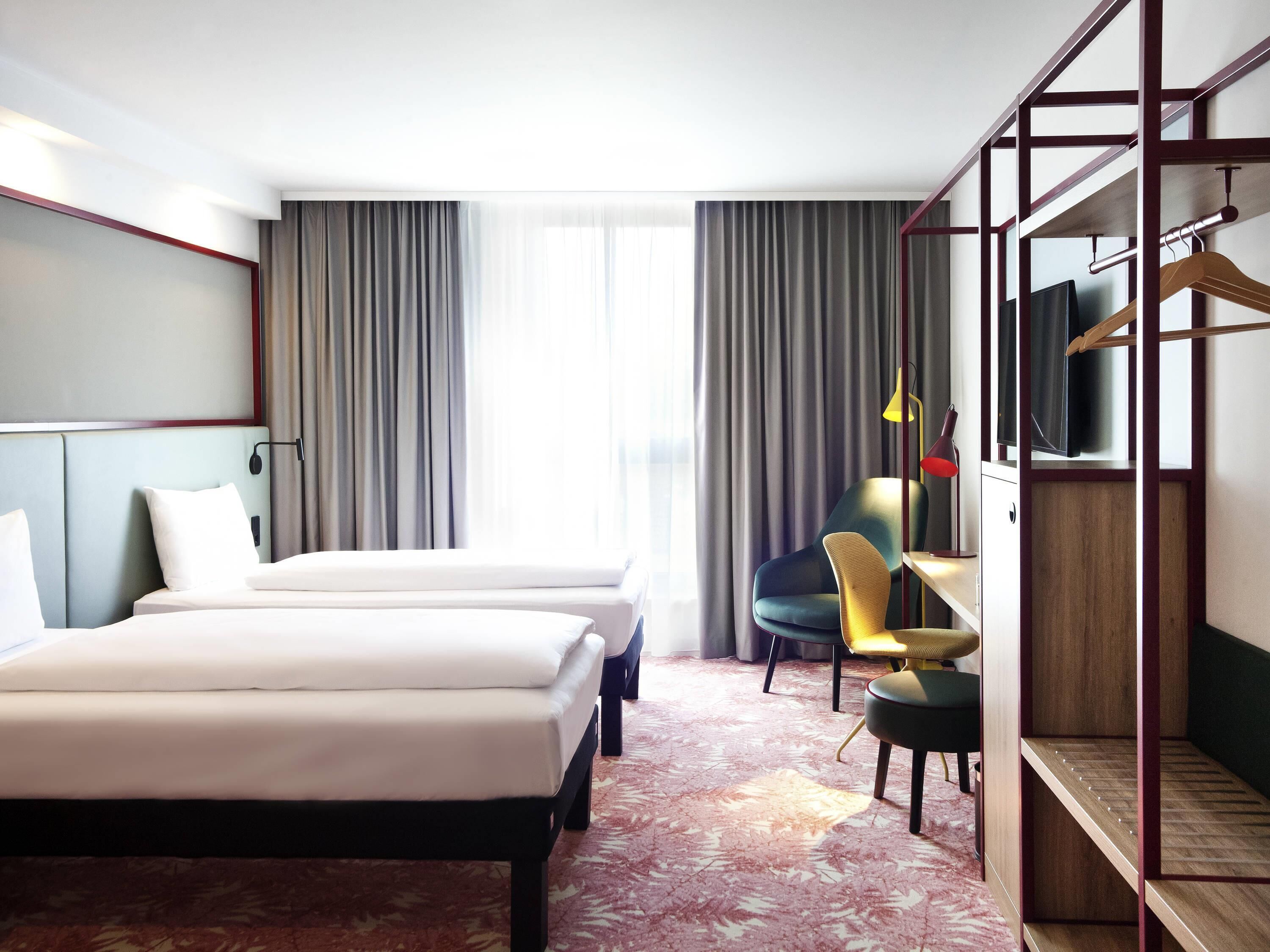 Zweibettzimmer, 2 Einzelbetten, Verbindungszimmer | Schreibtisch, laptopgeeigneter Arbeitsplatz, Verdunkelungsvorhänge