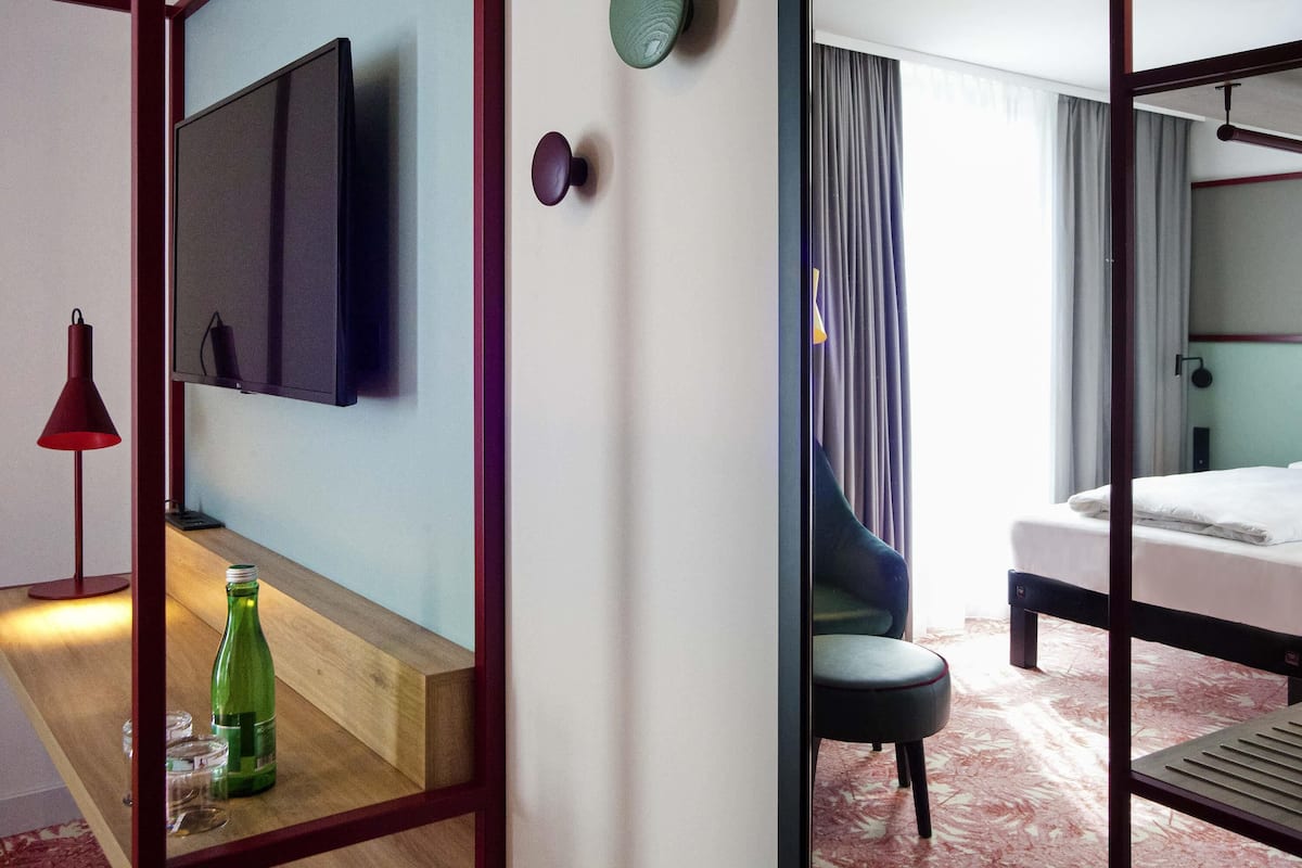 Kahden hengen comfort-huone, 1 parisänky | Työpöytä, kannettavalle tietokoneelle sopiva työtila, pimennysverhot