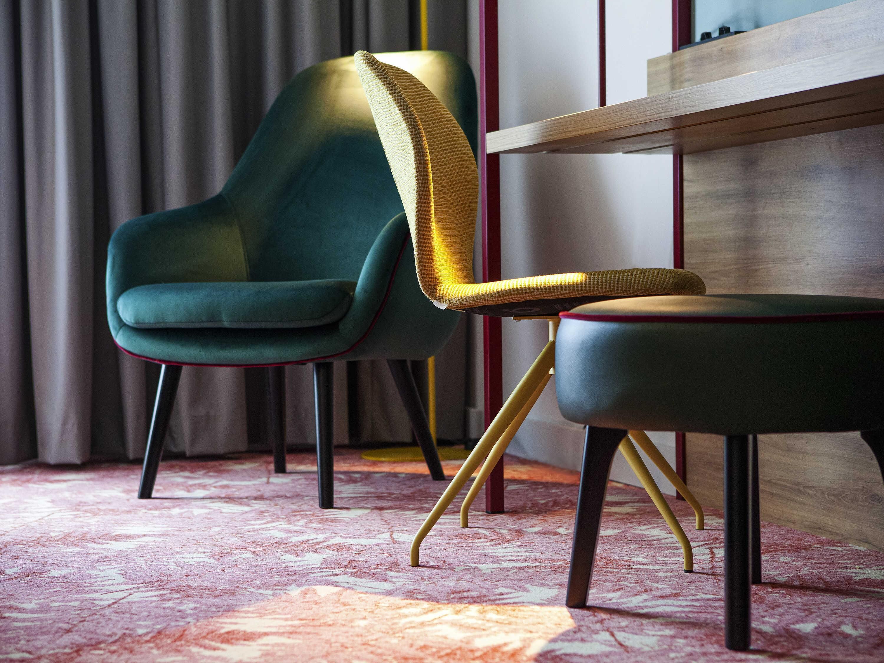 desk, laptop workspace, blackout curtains, free cots/infant beds