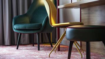 Schreibtisch, laptopgeeigneter Arbeitsplatz, Verdunkelungsvorhänge