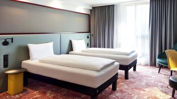 Quarto duplo, 2 camas de solteiro, quartos conectados | Escrivaninha, espaço de trabalho para notebook, cortinas blackout