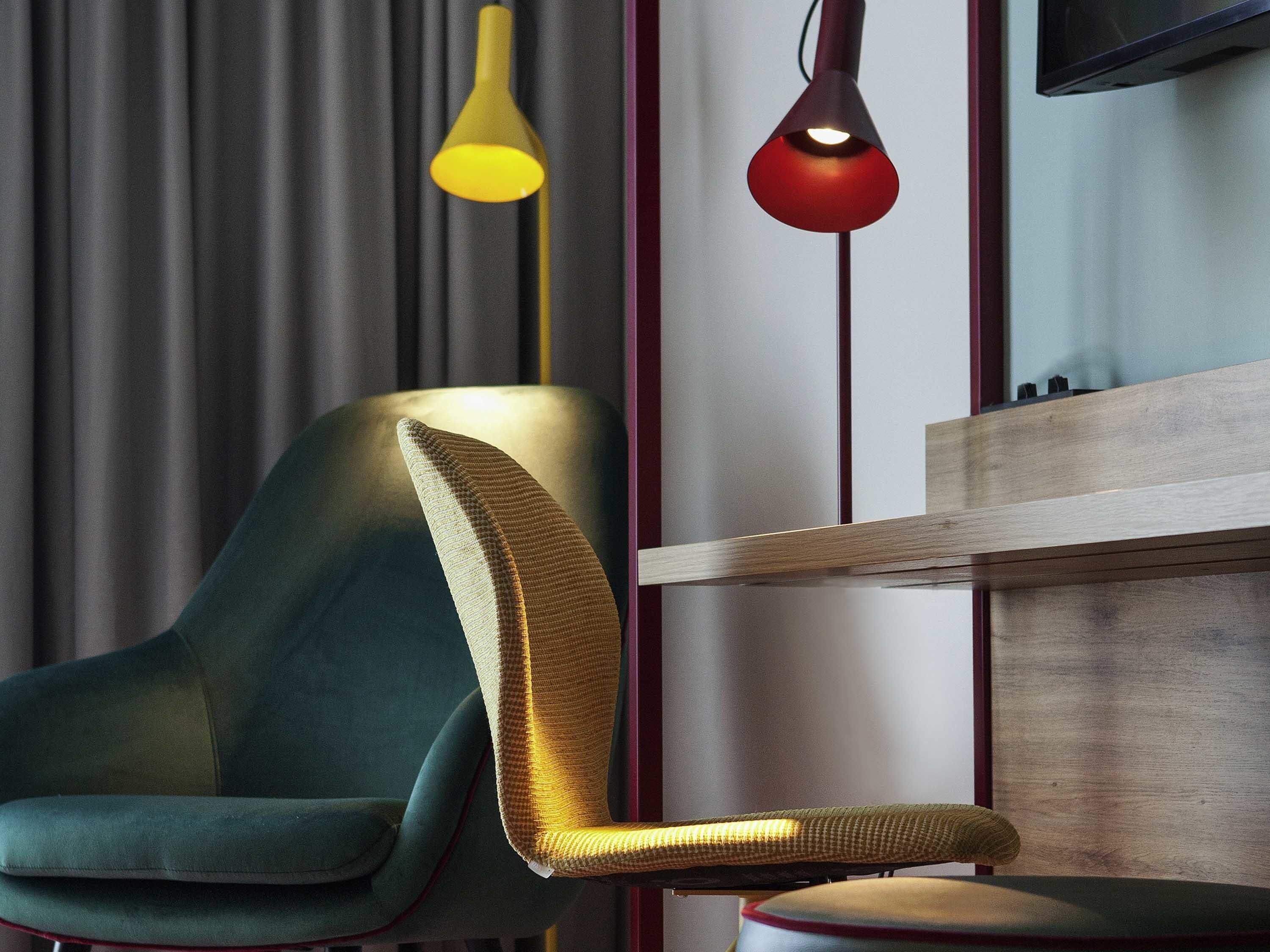 Schreibtisch, laptopgeeigneter Arbeitsplatz, Verdunkelungsvorhänge