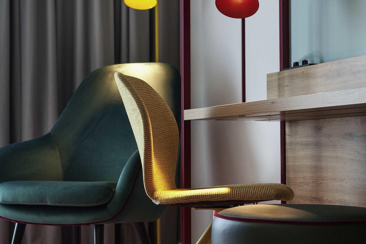 Työpöytä, kannettavalle tietokoneelle sopiva työtila, pimennysverhot