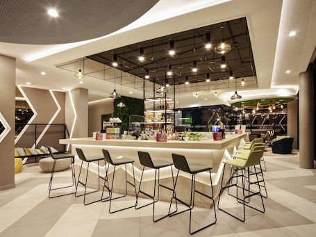 Bar (in der Unterkunft). ibis Styles Klagenfurt am Woerthersee