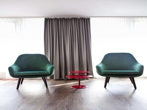 Bureau, espace de travail pour ordinateur portable, rideaux occultants