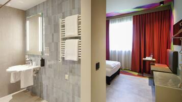Laptop workspace, blackout drapes, soundproofing, free WiFi