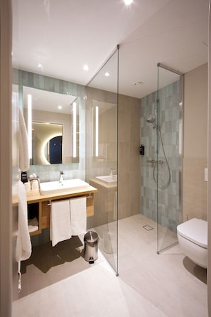Shower, eco-friendly toiletries, hair dryer, towels - ibis Styles Parndorf Neusiedler See (Parndorf)